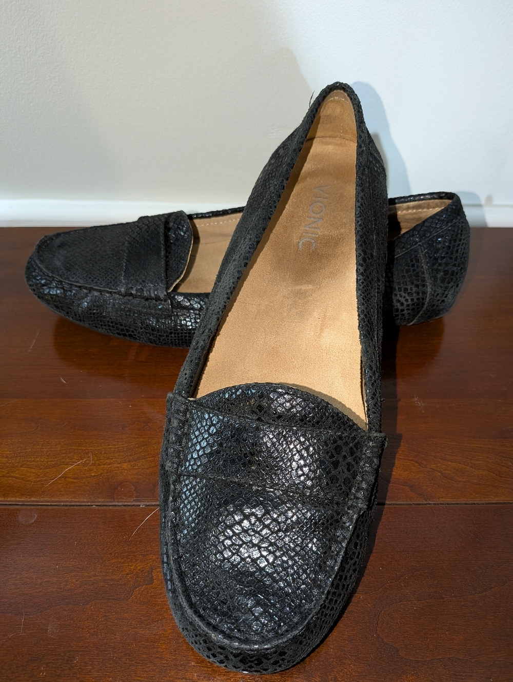Vionic's  Larrun. Textured Black Snake-Embossed Loafers Size 8.5